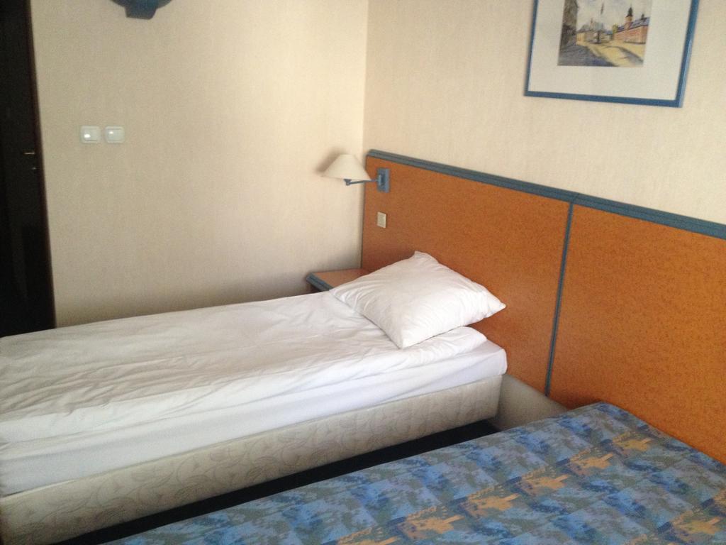 Hotel Tenishouse Marki  Oda fotoğraf